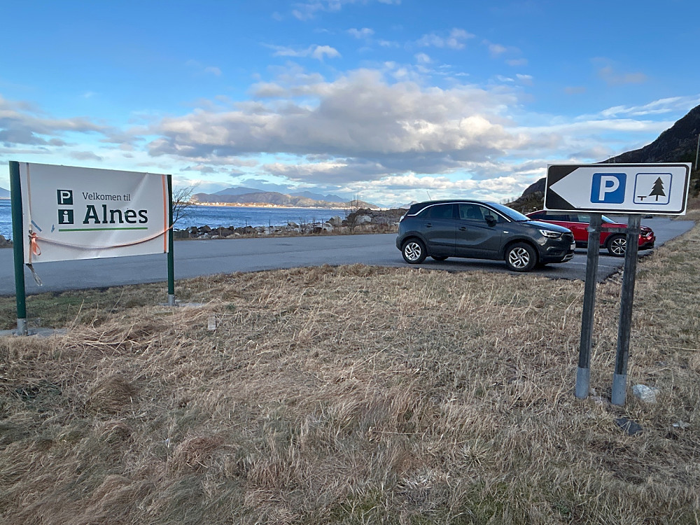 Bilparkeringen ved Alnes.