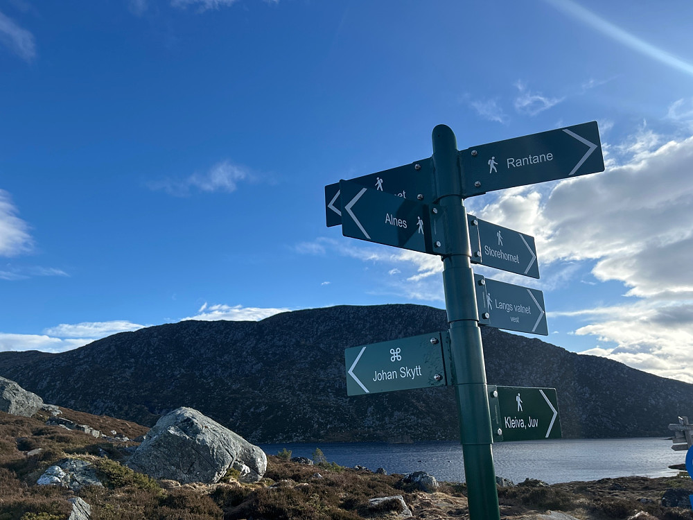 Oppe ved Alnesvatnet fant jeg ut at jeg ville gå rundt vannet med sola og la kursen til venstre.