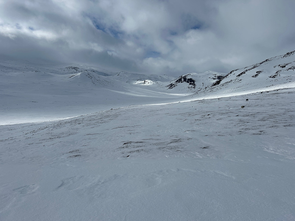 Her ser jeg innover Bjøbergdalen og tar sikte på å gå opp "rennene" helt til høyre i bildet oppover mot Bjøbergdalen.