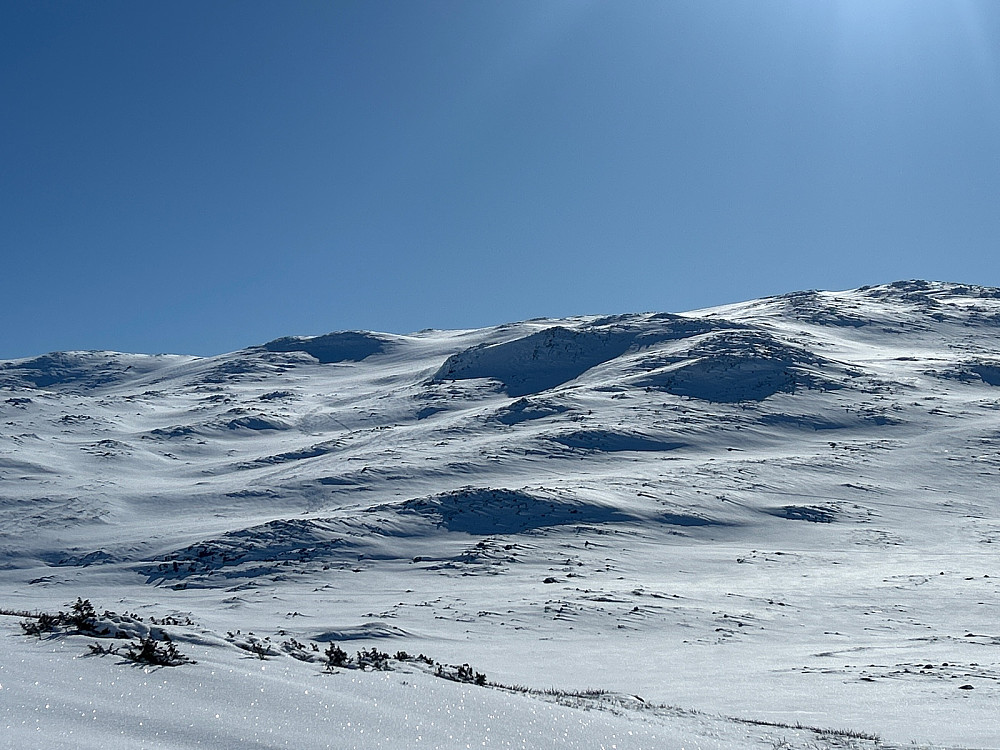 Skisporene oppover mot Slettind ses tydelig litt til venstre i bildet.