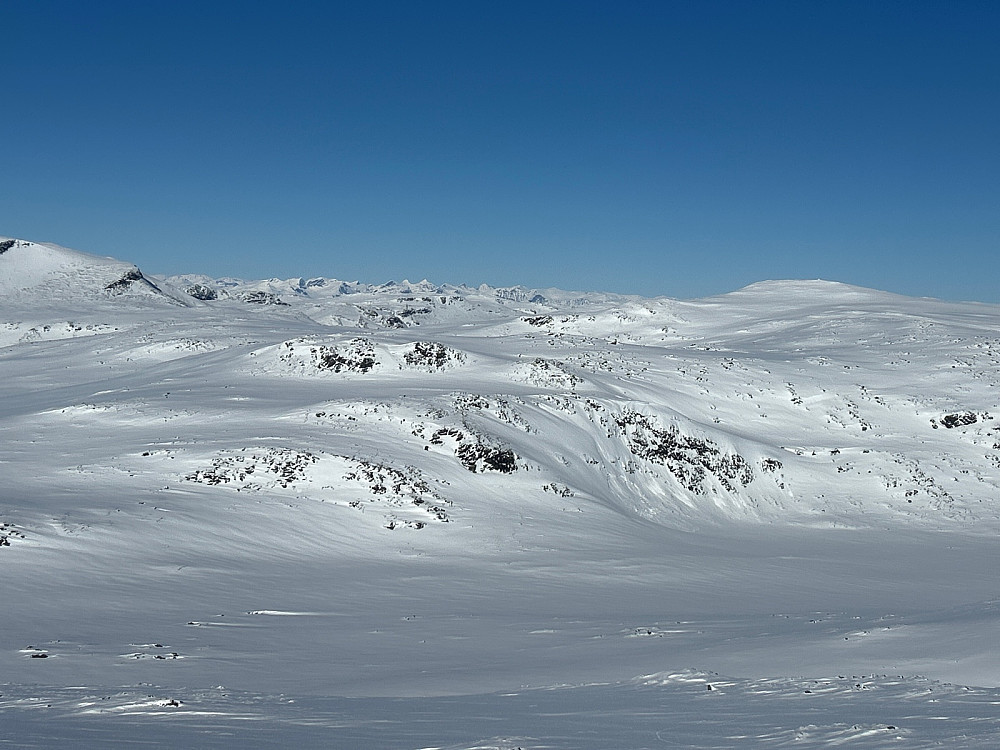 Jotunfjell midt i bildet og Vesle Jukleeggi til høyre.