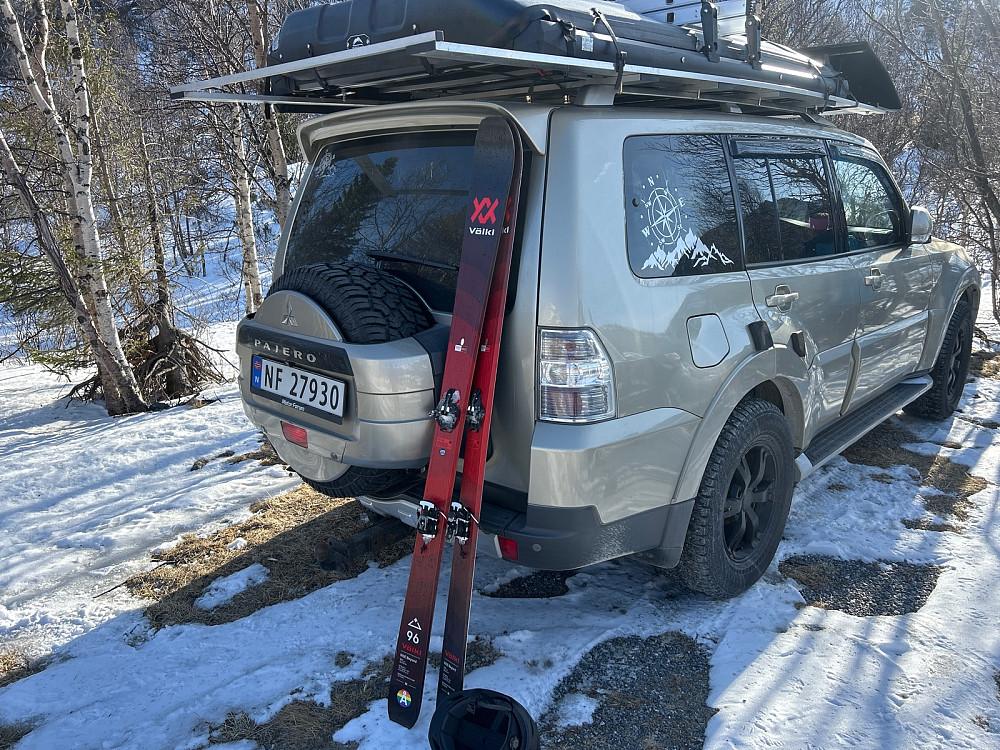 Skiene mine stilt opp mot Safaribilen til bruk for anledningen.