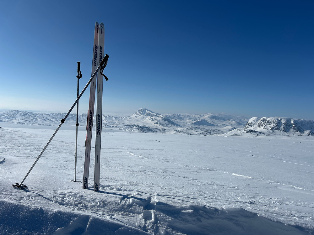 Deilig med matpause i sola. Bitihorn midt i bildet.