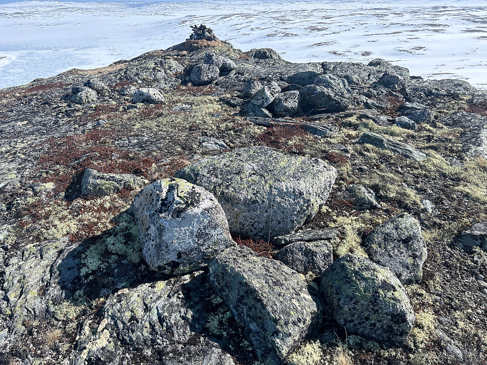 Jeg tror disse steinene danner toppunktet på Storholmnuten, og ikke den lille varden i bakgrunnen.