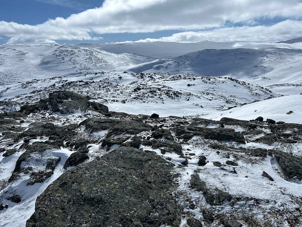 Utsikt sørover fra toppen av Hestebottfjellet. Mulig det er Langebottfjellet som er den lange ryggen lengst borte.