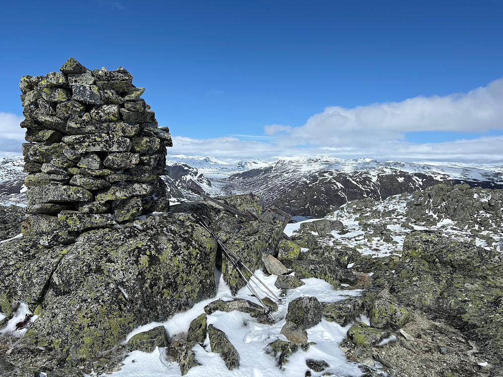 Utsikt nordover ved varden på toppen av Hestebottfjellet. Riksvei 52 og Eldrevannet skimtes midt på bildet.