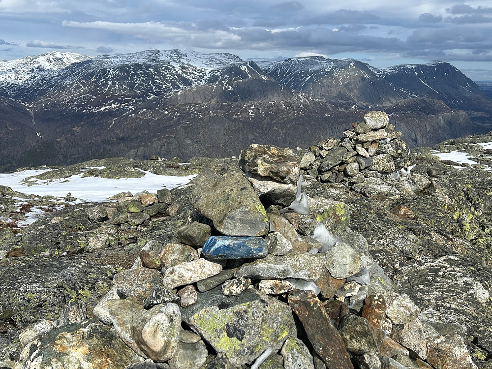 Dette er fra Totten. Det er ikke så mye snø på Skogshorn til høyre i bildet, men det ser ut som det er gradvis mer bortover til Nibbi, Skurvefjell og Kyrkjebønøse.