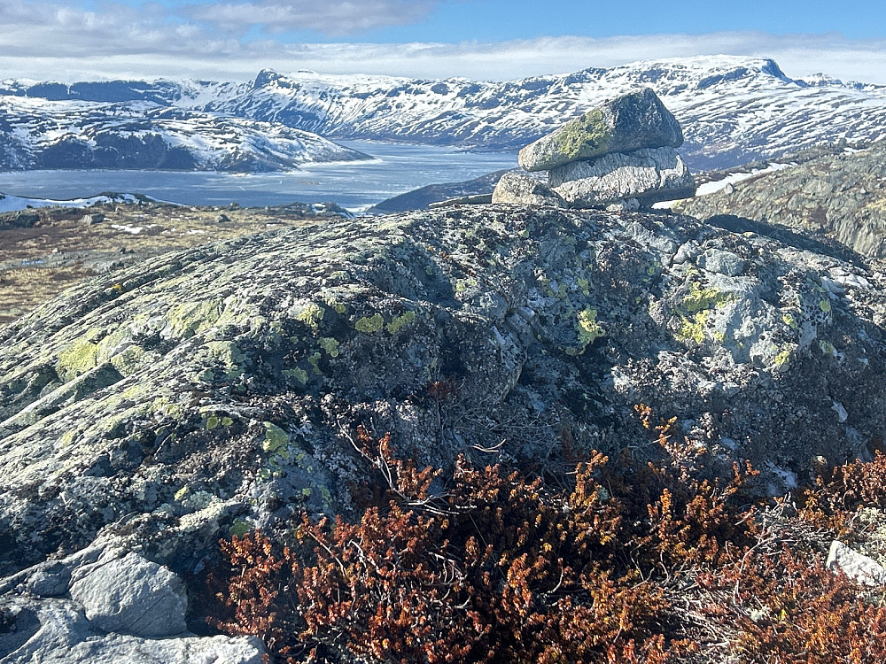 Utsikt fra toppen av Gurostølfjellet nordvestover mot Blåbergi som det høyeste fjellet.