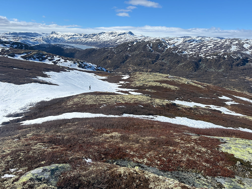 Vegard passerer over et snøfelt lenger nede. Jeg syntes det var best å gå utenom snøfeltene. Det kan ha noe med kroppsvekt og skostørrelse fant vi ut:-)