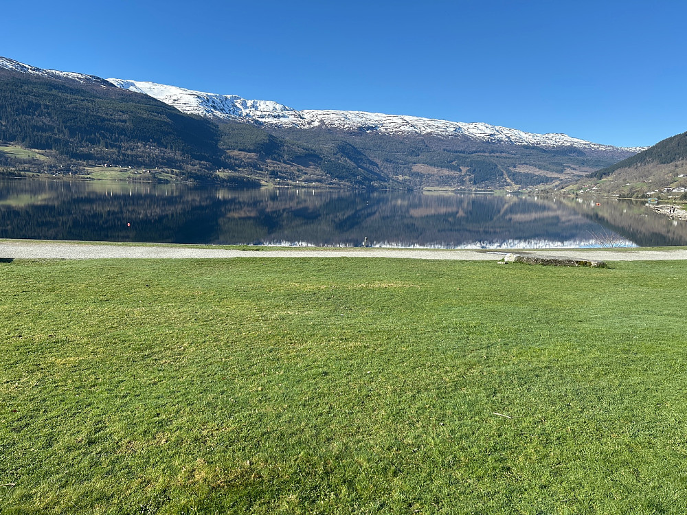 Vangsvatnet. Her startet turen med skiene på ryggen opp til gondolen.