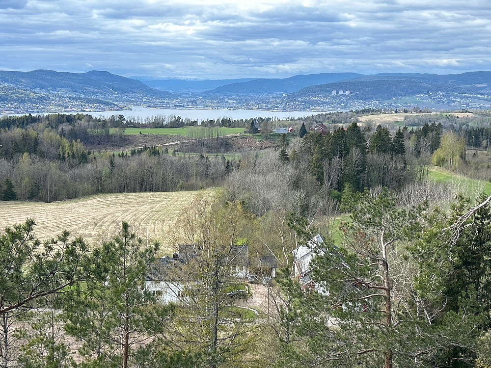 Utsikt mot Drammen og snøkledde Blefjell i bakgrunnen.