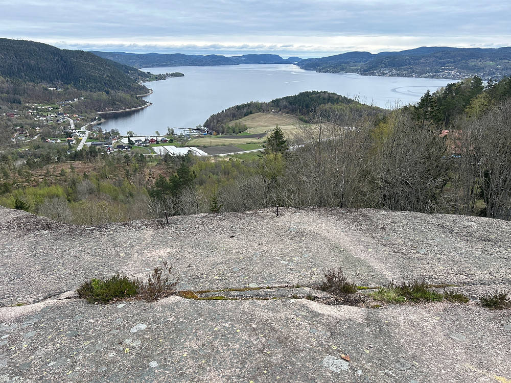 Ut Drammensfjorden med Hyggenvika nede til venstre hvor vi parkerte bilen..