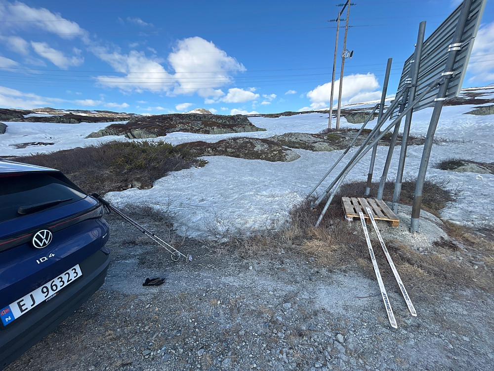 Starten ved fylkesvei 50 med nysmurte fjellski.