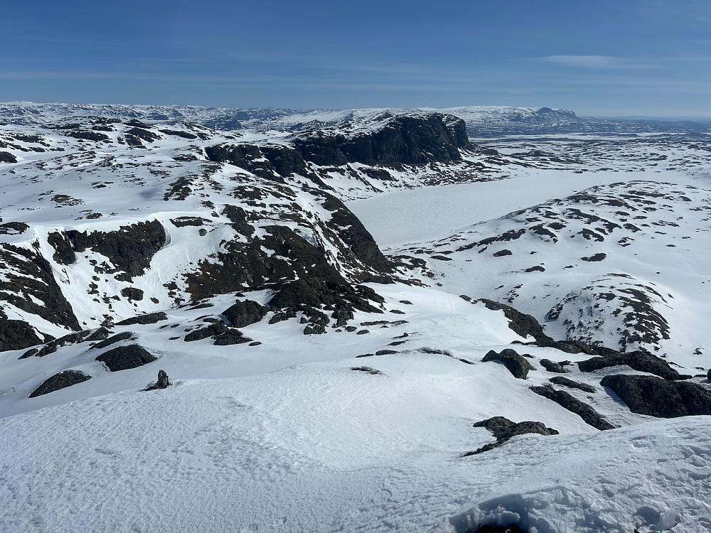 Utsikt fra Skorpetinden østover mot Stolsbergi og Reineskarvet i bakgrunnen.