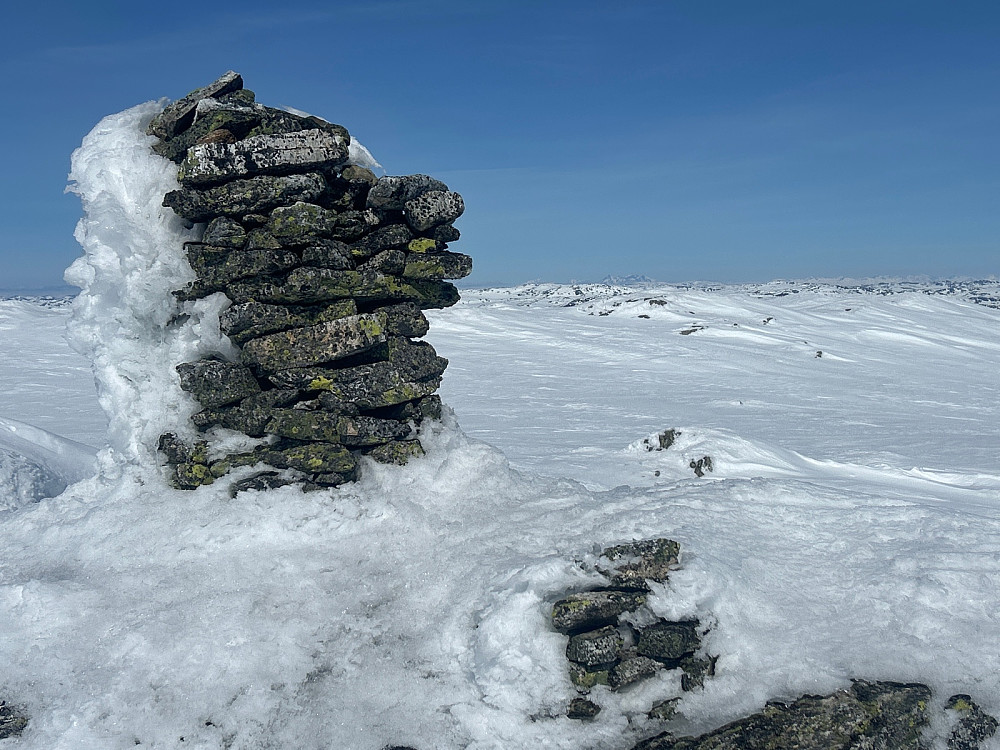 Toppen av Blåbergi og utsikt nordover mot Jotunheimen. Må jo ta bilde av Storen når jeg ser den:-)