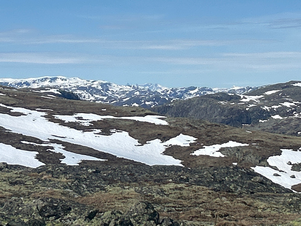 Og på Svaraberget dukket fjellrekka fra Storen til Gjertvasstind opp.