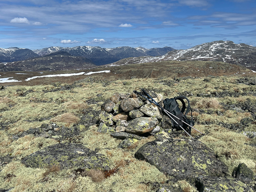Toppvarden på "Øst for Reinsbottvatnet" - 1505moh, med min sekk og mine staver.