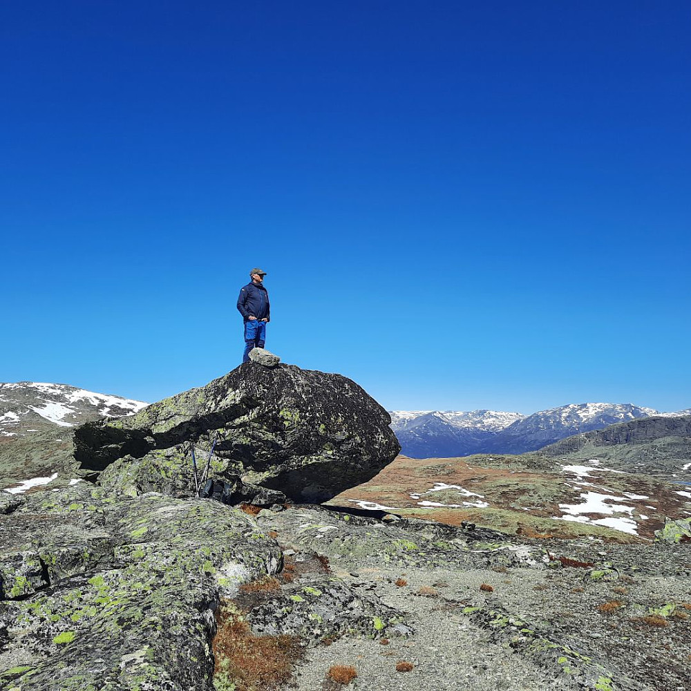 På steinen på toppen av Grytingen med Skogshorn i bakgrunnen.