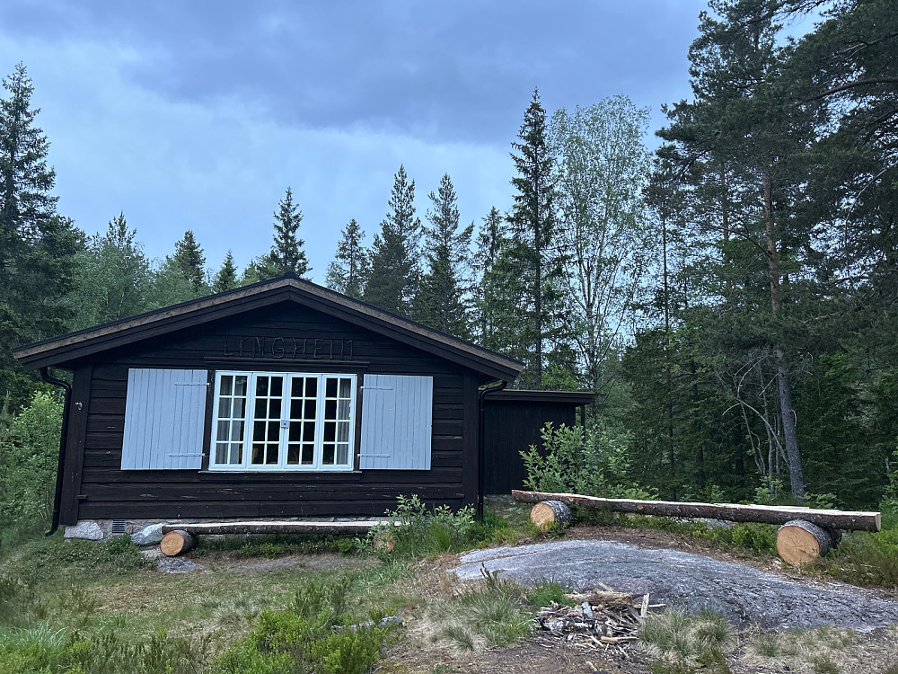 Stien til Skakkleivåsen går forbi Lingheim. Tipper det er en privat hytte.