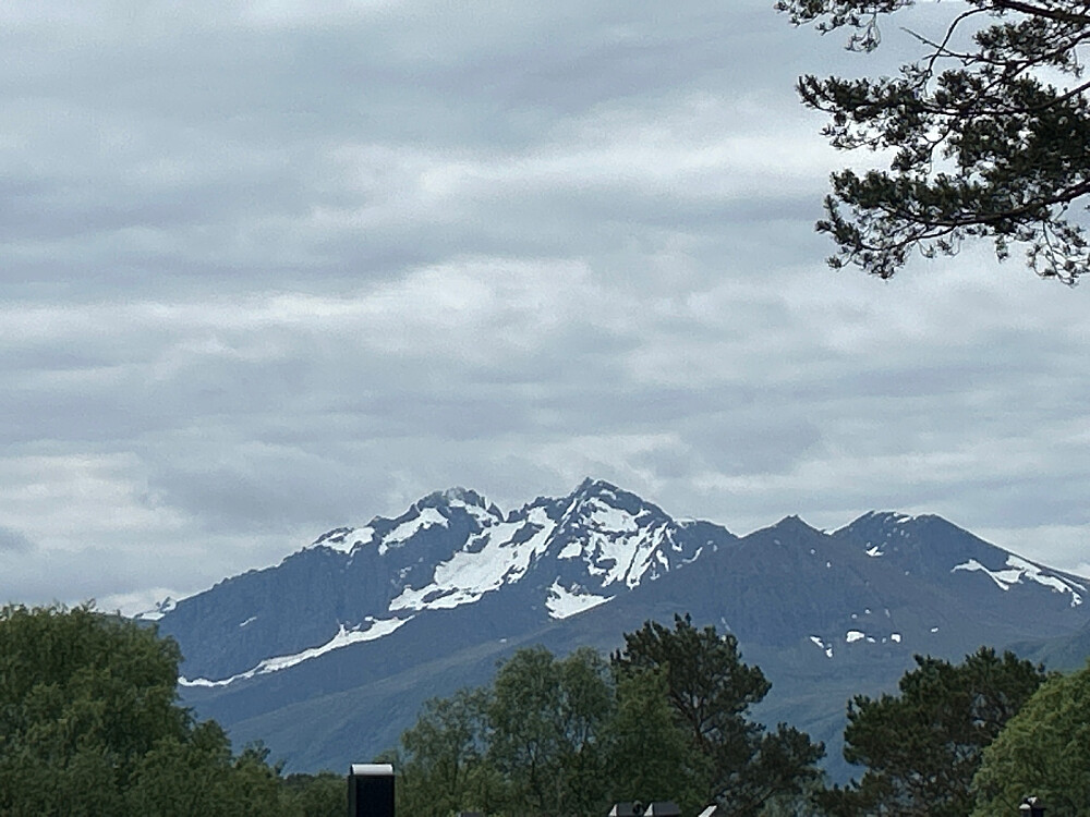 Og jammen klarnet det opp på slutten av turen slik at toppene på Slingsbys topp og Jønshorn var frie for skyer.