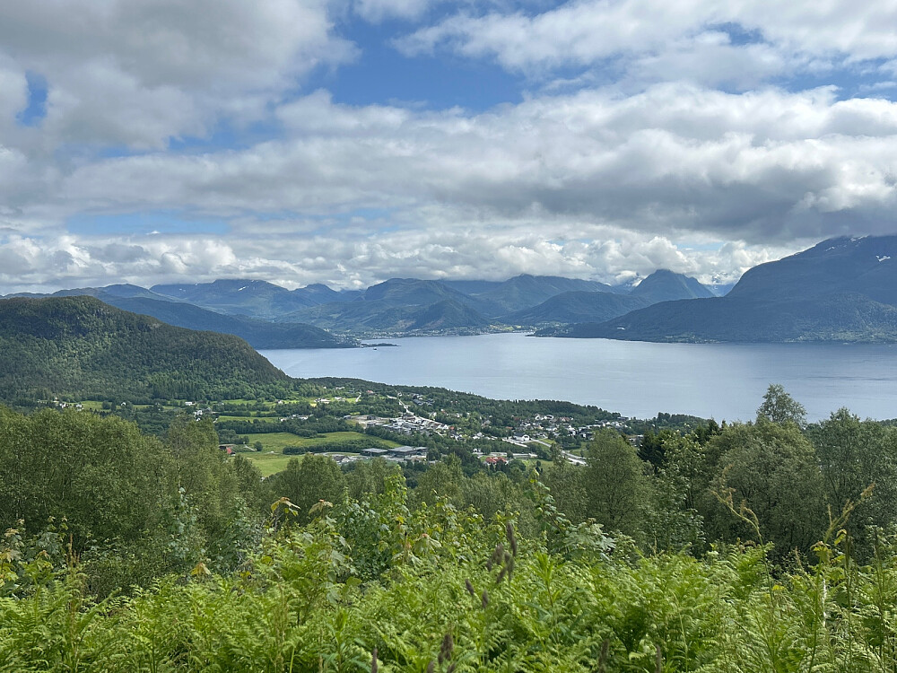 Utsikt fra en rasteplass på veien opp til Røssevollvannet. Vi ser ned til Emblem, og over Storfjorden til Sykkylven.