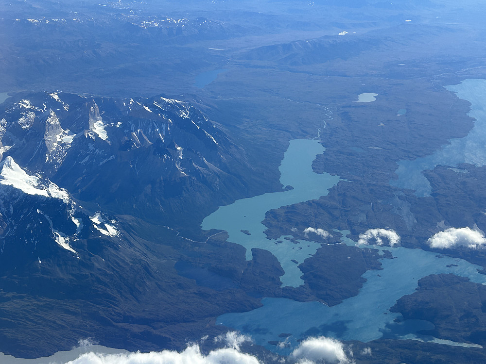 Det bildet her synes jeg er fint. Langt til høyre under den vite skyen er det en øy i Lago Pehoe hvor hotellet vi bodde på er Hosteria Pehoe. Og til venstre i bildet er den franske dalen og den østlige delen av fjellene i Torres del Paine.