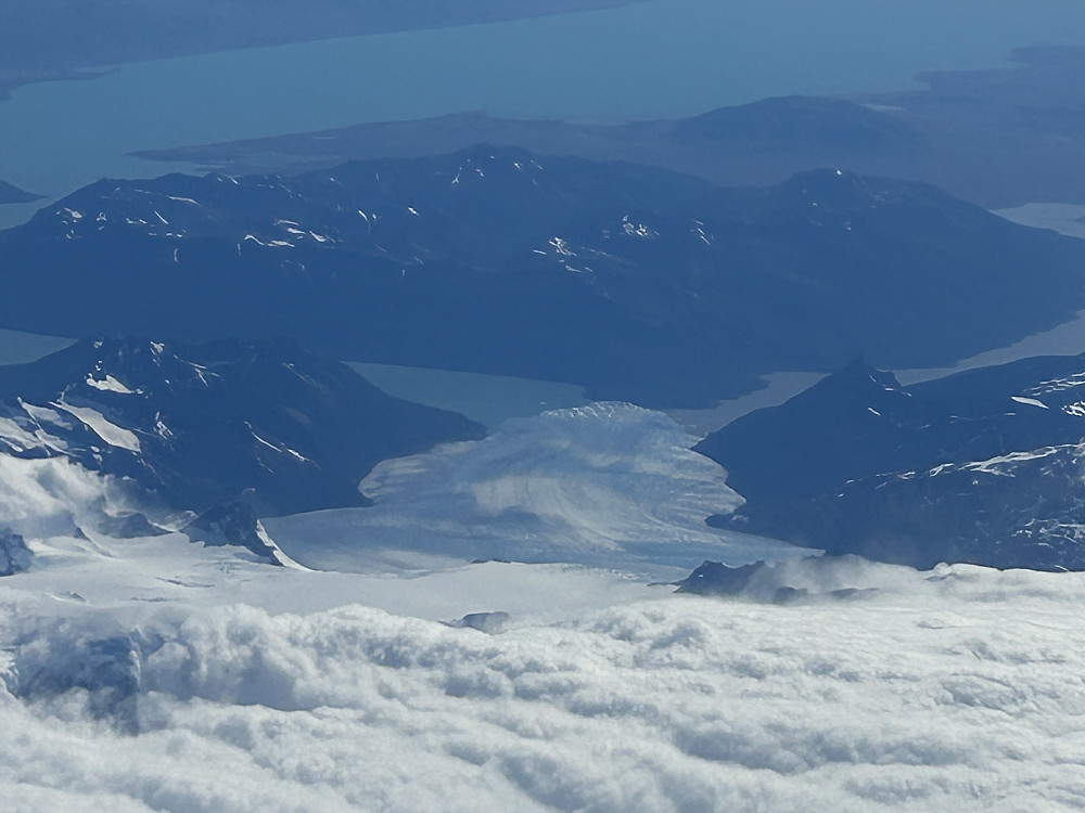Breen som renner nedover er Perito Moreno-breen som jeg besøkte ett år tidligere. Den er mye større enn det ser ut som på bildet, rett og slett gigantisk. Vannet i bakgrunnen er Lago Argentino.