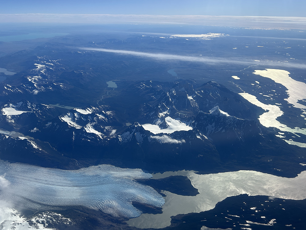Breen nederst i bildet er Grey-breen og innsjøen er Lago Grey. Over der ligger det vesentlige av fjellene i Torres del Paine.