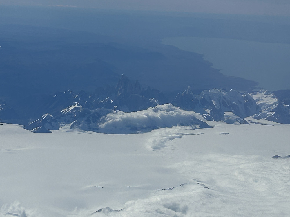 Breen på baksiden av Monte Fitzroy, Cerro Torre og de andre alpine fjellene i Argentina ser ut til å være fin for skitur.