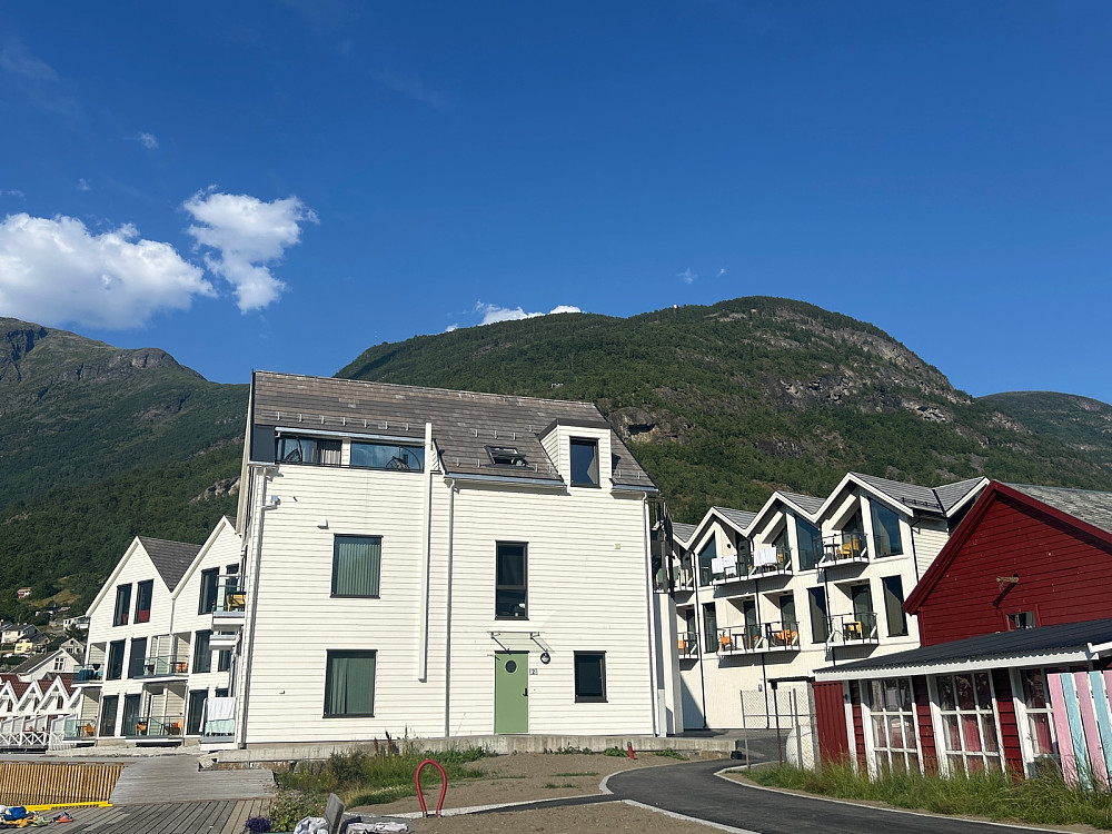 Stegastein skimtes på toppen av fjellet.