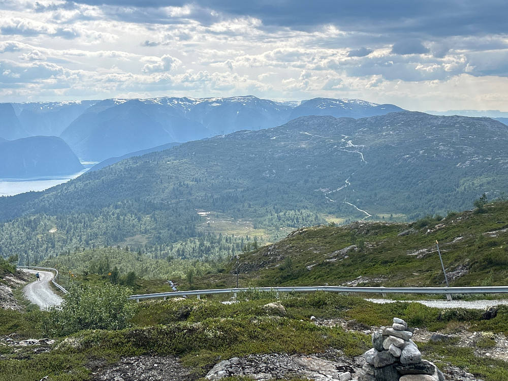 På bildet ses en grusvei bortover mot Lingesetfjellet på 1002 moh. Går sikkert an å sykle dit også. Langt nede i nærmeste grusvei er en mann som gikk tur med hunden sin. De eneste andre jeg så på turen min.