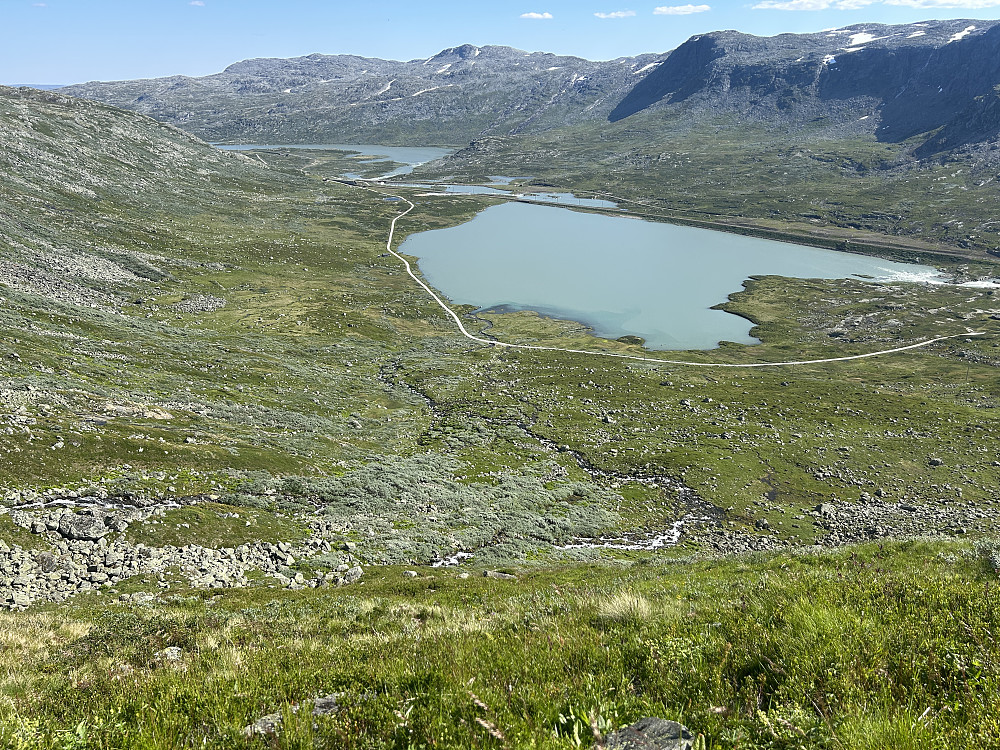Utsikt ned mot Hestebotnvatnet og rallarveien.