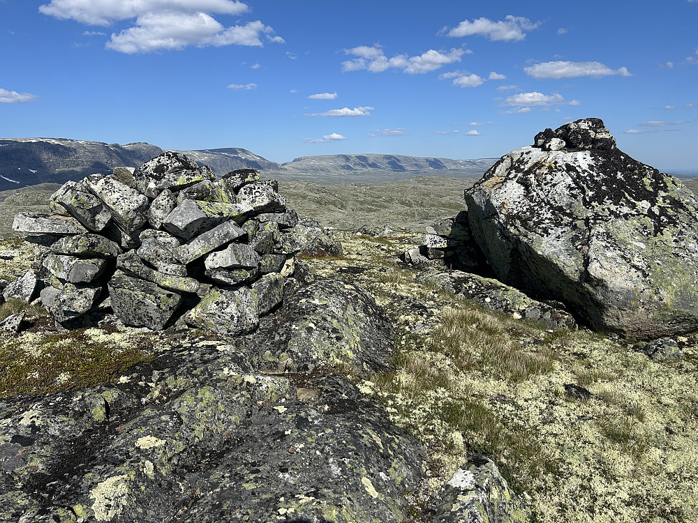 Toppvarden på Storetunga med Hallingskarvet og Folaskardnuten i bakgrunnen.