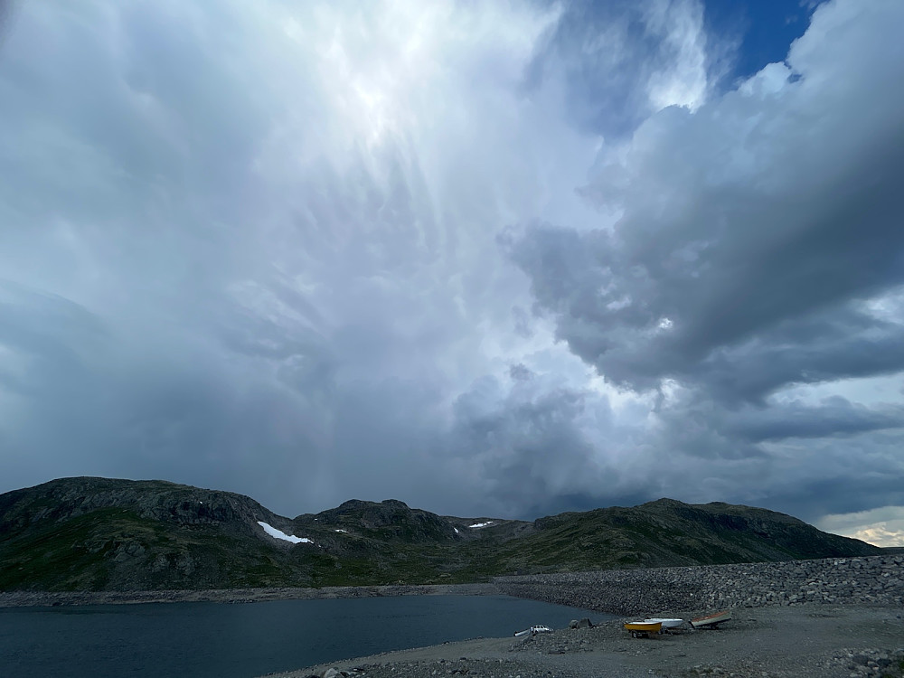 Disse skyene fikk meg på andre tanker enn fottur på fjellet. Best å komme seg ned fortest mulig.