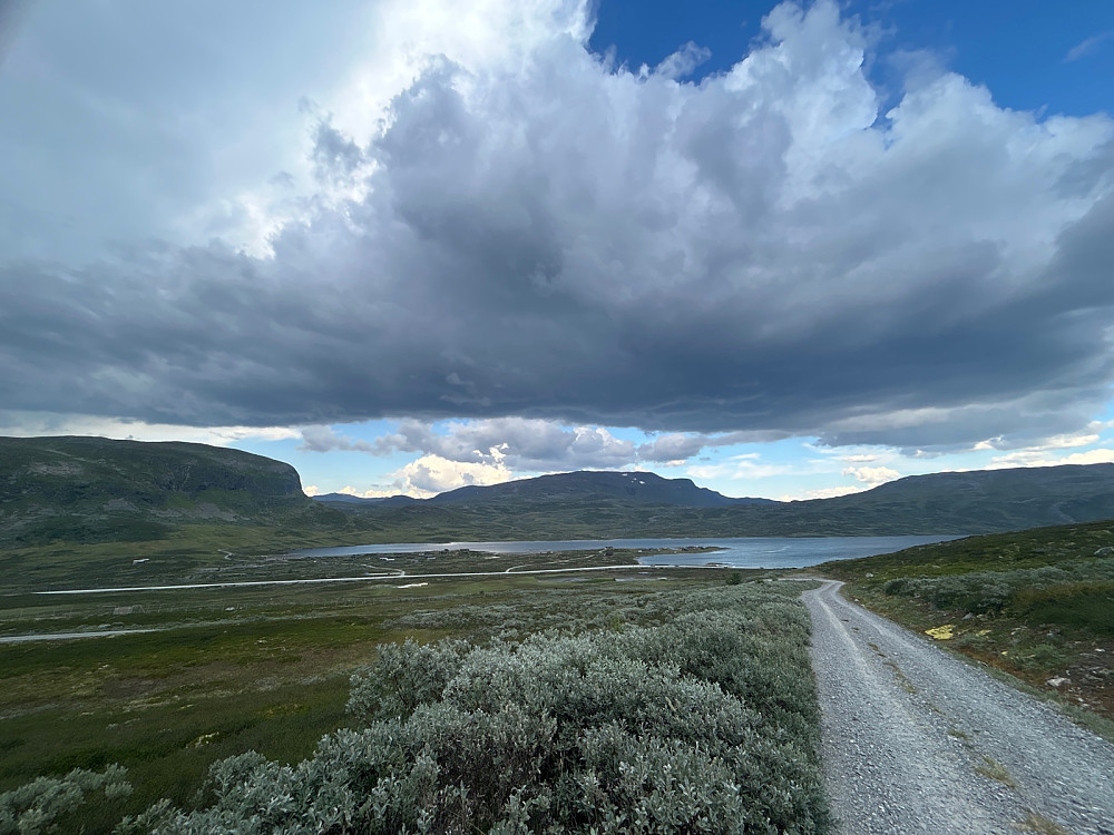 Mørke skyer over Eldrevatnet også, men ikke noe regn der nå.