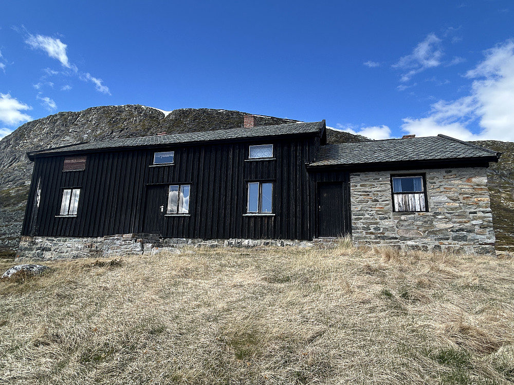 Veldig stor hytte dette. Oppkalt etter fjellet den ligger under: Lågliberget.
