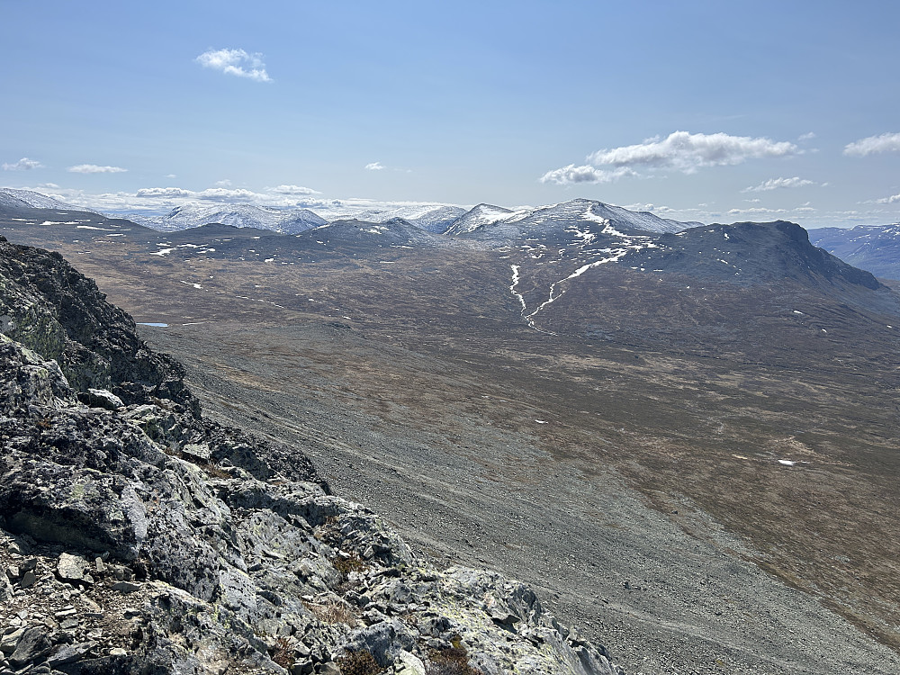 Må ha vært kaldt om natten, for det har kommet litt nysnø på Leinenøse og Skurvefjellet.