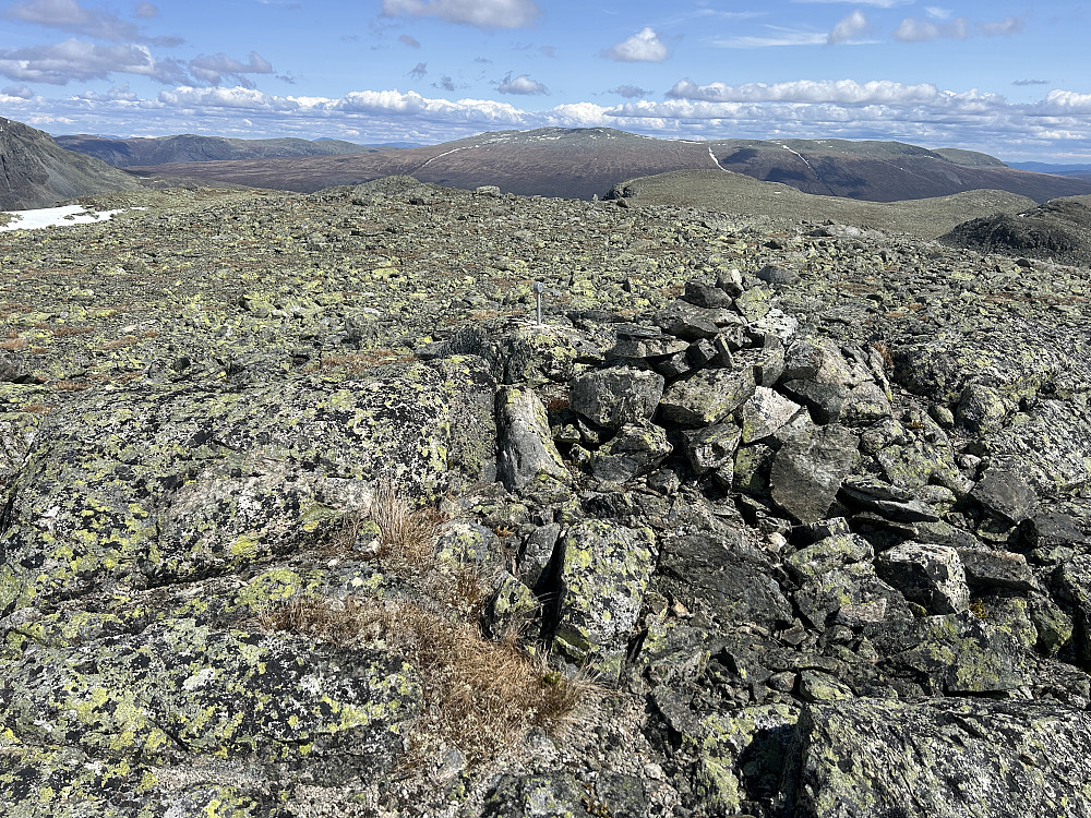 Toppen av Hydalsbergi (1595moh) med fastpunkt.