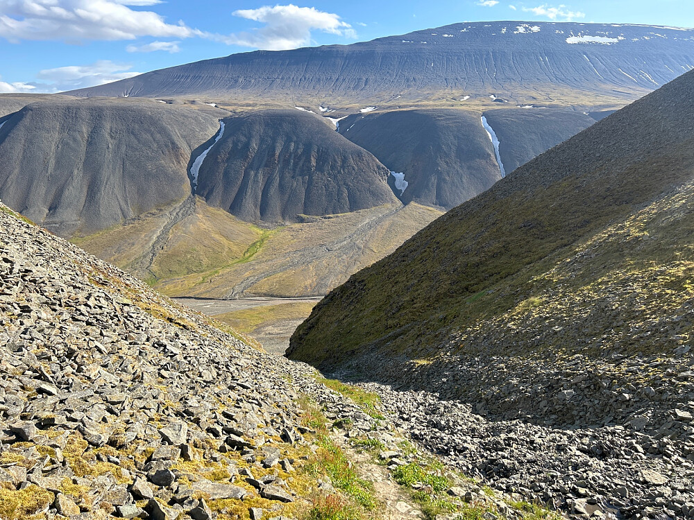 Her er vi forbi det bratteste partiet på tur opp til Fuglefjella.