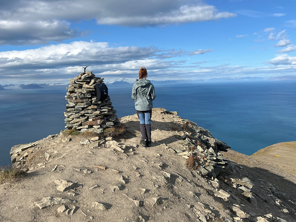 Varden på Fuglefjella med Susanne som beundrer utsikten.