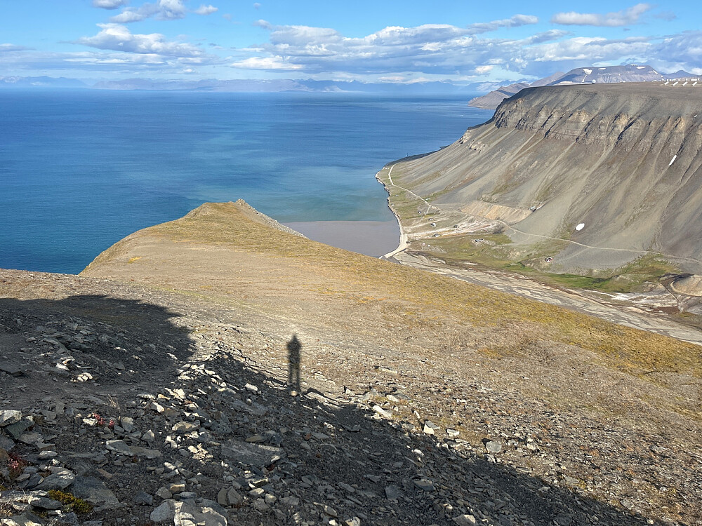 Her ser vi ned til turstart ytterst i Bjørndalen.
