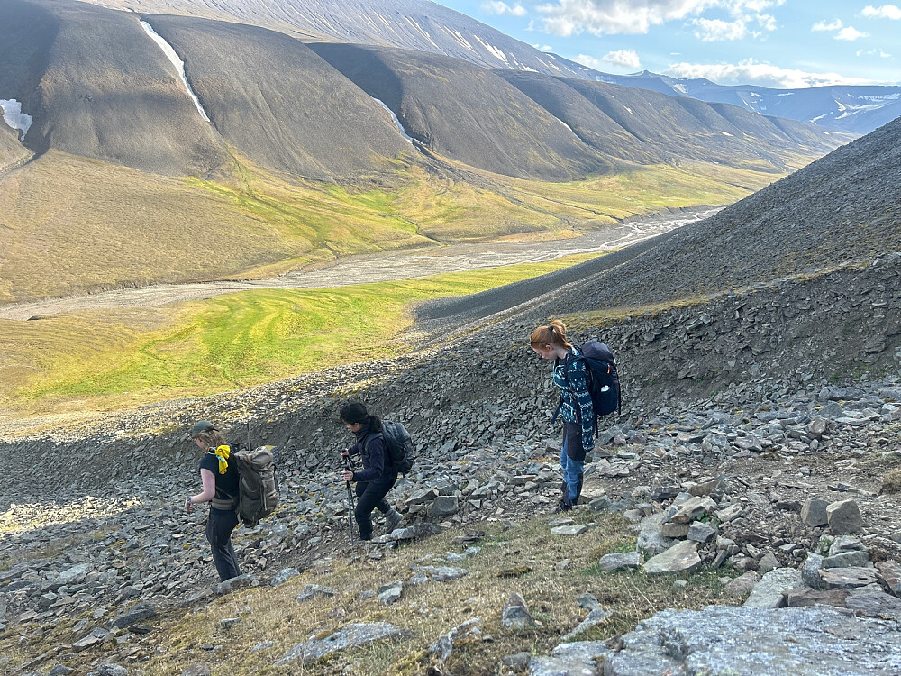 En turist mellom guiden og Susanne på vei ned den bratteste delen mot Bjørndalen igjen.