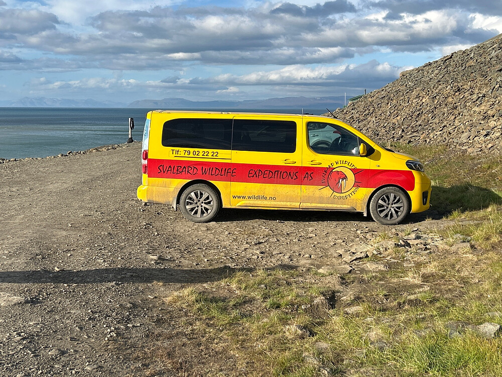 Svalbard Wildlife Expeditions sin minibuss som tok oss fra Longyearbyen til Bjørndalen.
