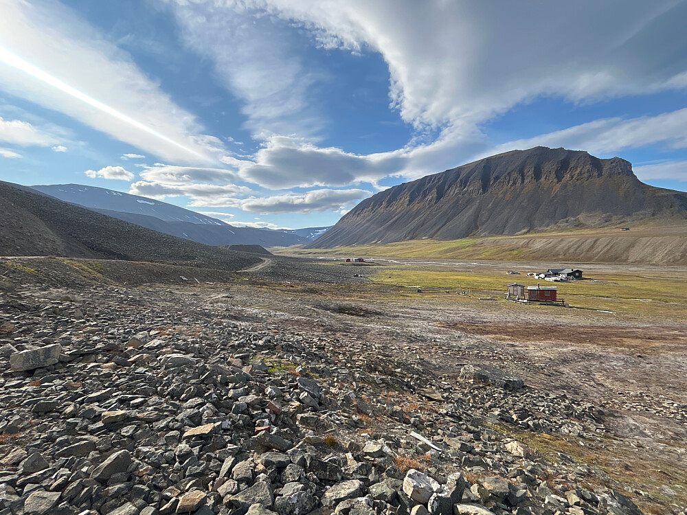 Innover Bjørndalen med Fuglefjella til høyre i bildet, vårt turmål.