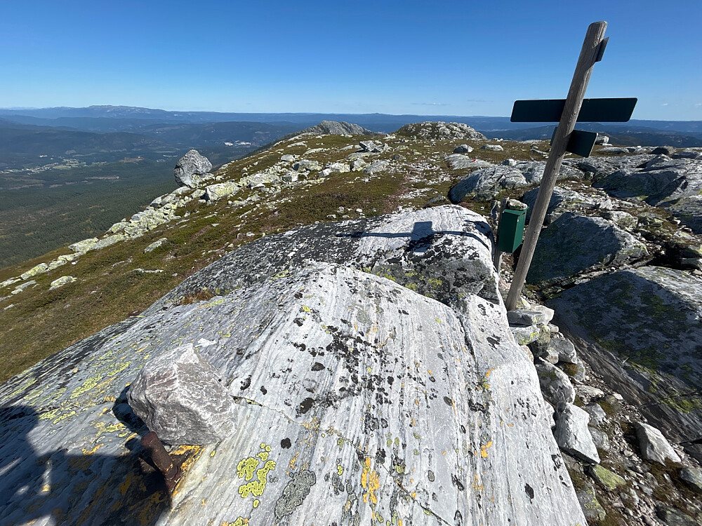 Toppbolten og toppsteinen på Slettefjell.