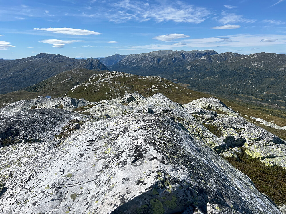 Borti der er Mælefjell. Og det ser ut til å være en stor steinur. Da blir planen randotur til vinteren:-)