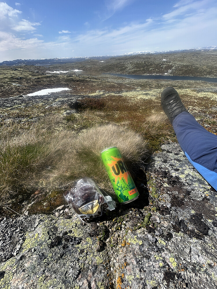 Ganske sliten gjorde det godt med energidrikk og sjokolademuffins.