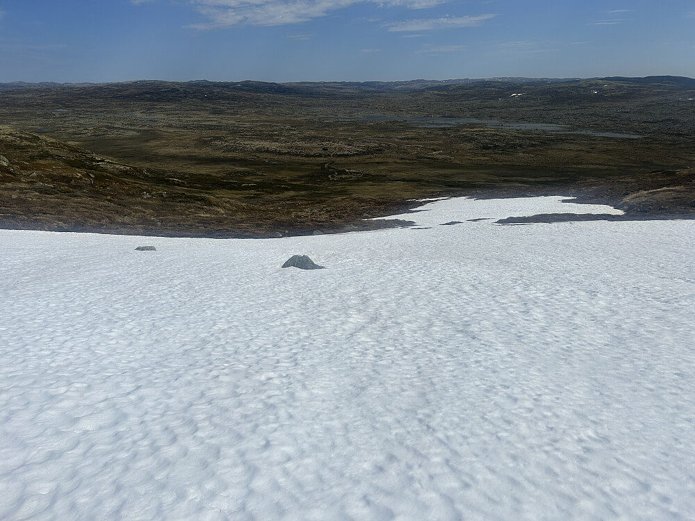 På vei tilbake til Ulvelihytta omtrent midt i bildet var det fint å gå nedover på denne snøfonna.