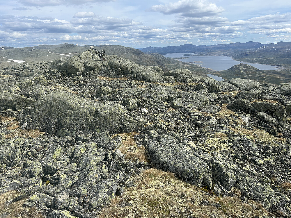 Toppområdet på Nørdre Skålanuten hvor selve toppunktet bare har fått en liten stein og varden står litt i bakgrunnen hvor det er bedre utsikt østover.