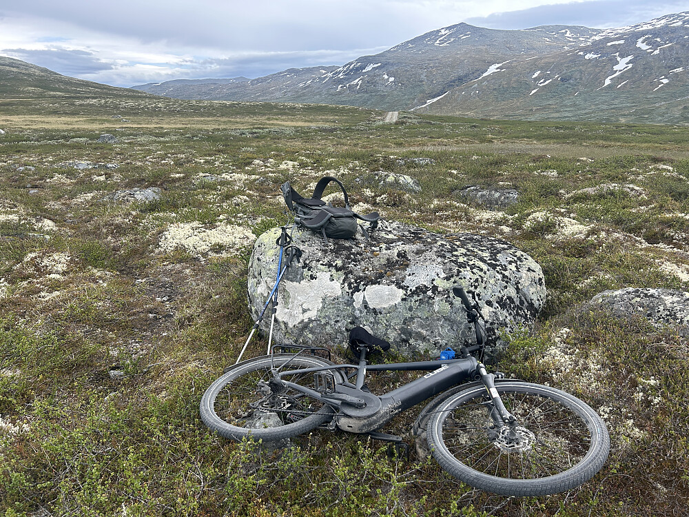 Tilbake til elsykkelen min som jeg hadde lagt bak en stein.